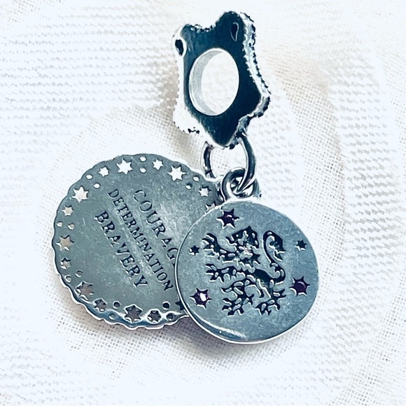 🦁 NWOT Gryffindor Charm – Harry Potter ✨ - Picture 9 of 9